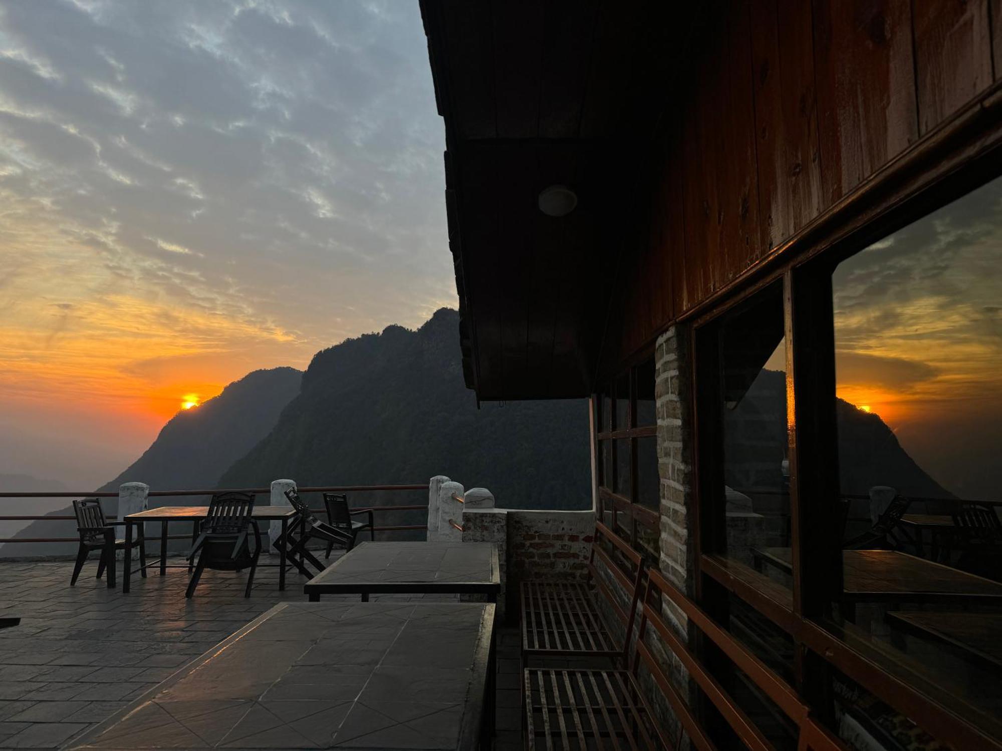 Es Deurali Resort Pokhara Exterior photo