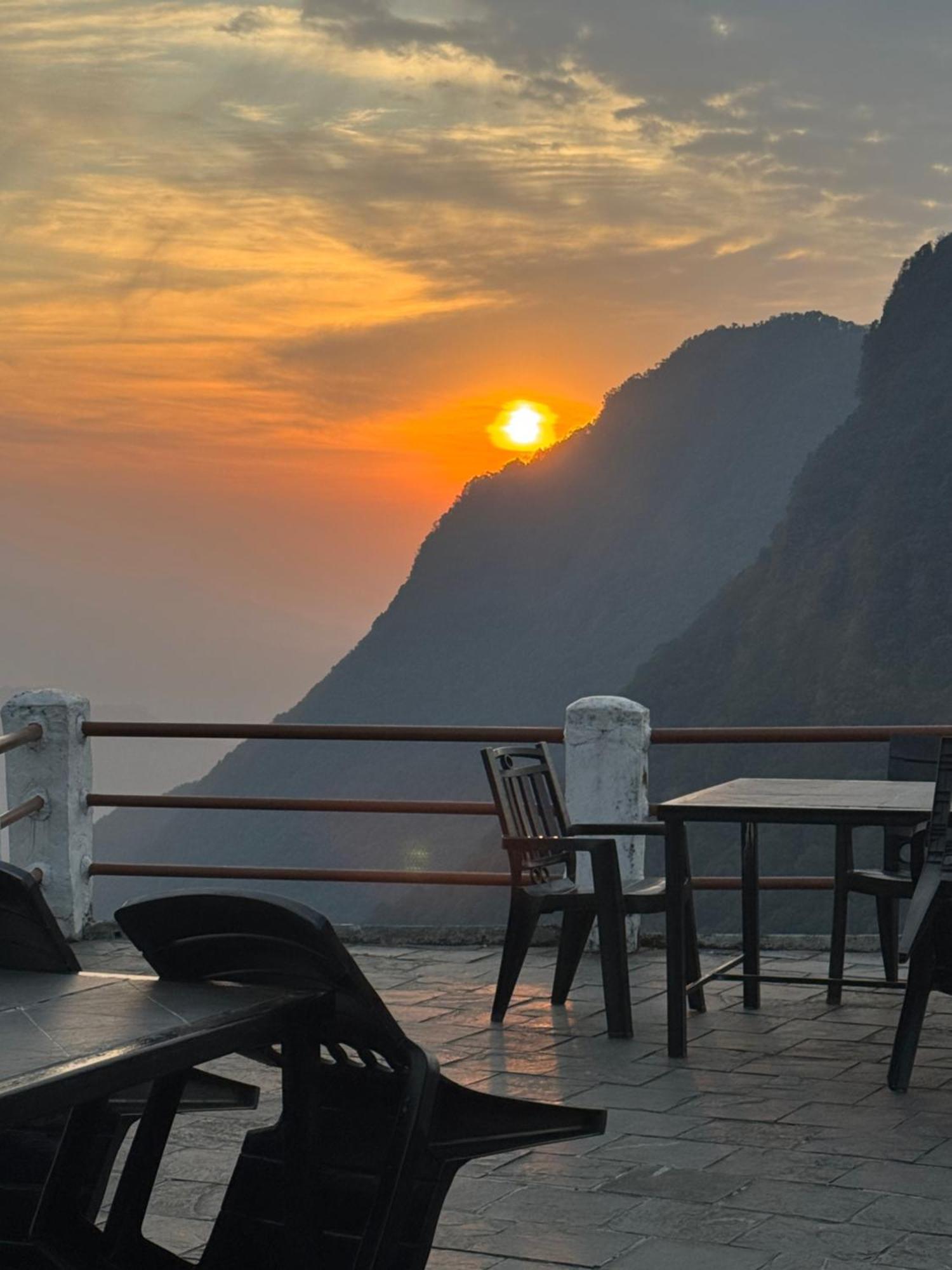 Es Deurali Resort Pokhara Exterior photo