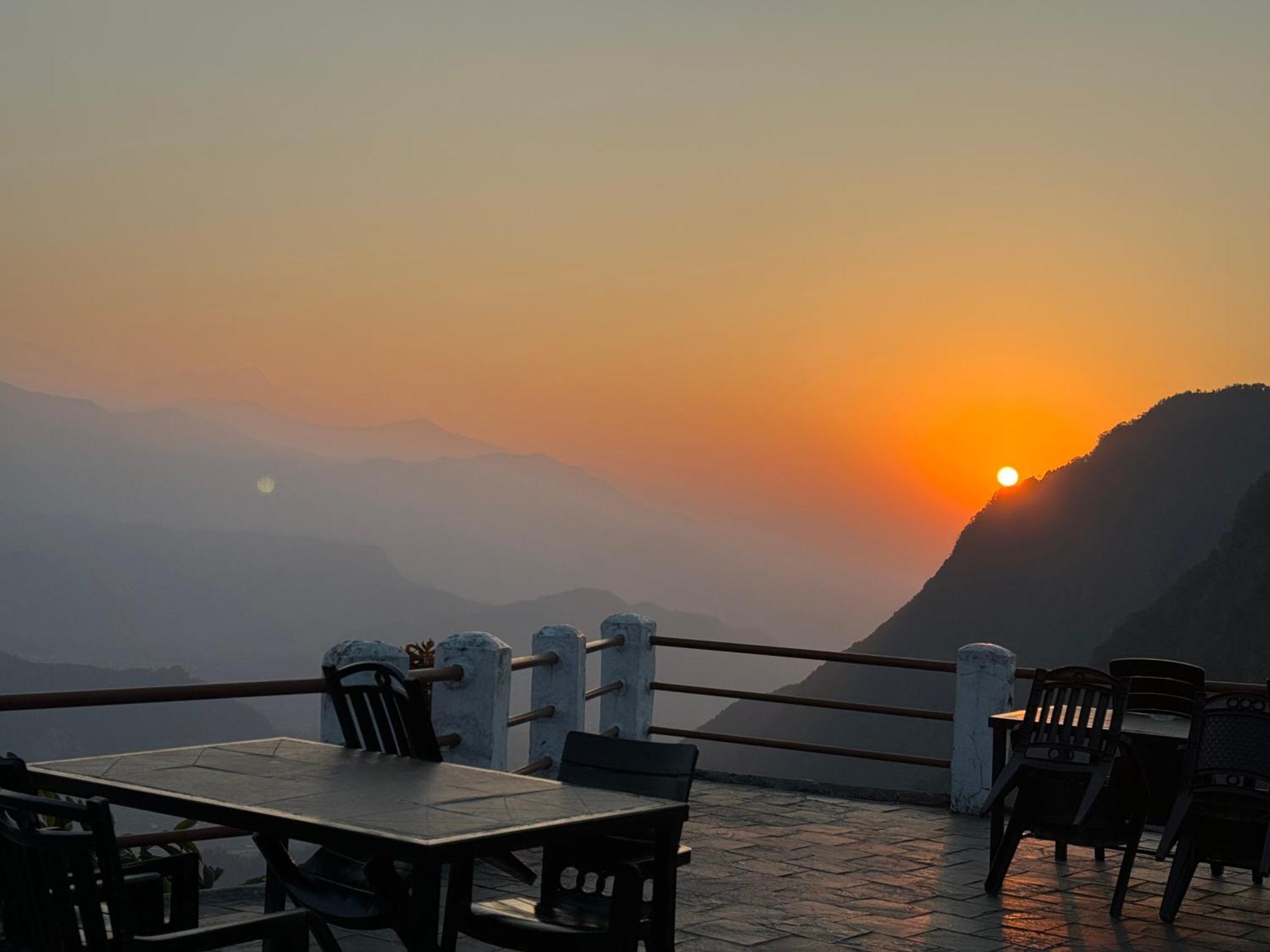 Es Deurali Resort Pokhara Exterior photo